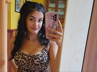 Die Livecam von aminaswan18 bietet Lack und Leder, Piercing, Pornographie, Rollenspiele, Tattoos im Sexchat