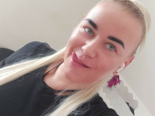 HornyVicky ist blond, Gruppe,  bisexuell und nicht rasiert