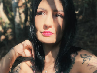 KarolynRoss sagt von sich: Ich bin eine sexy, sinnliche und interessante Latina, ich liebe es, neue Leute kennenzulernen und interessante und pikante Gesprche zu beginnen. Das grte Vergngen, das ich habe, ist es, anderen zuzusehen, whrend ich sie in die Ekstase bringe. Besonders Fetische und Dominanz erregen mich