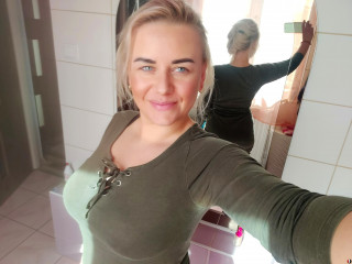 Die Livecam von HornyVicky bietet Anal-Sex, Dominant, Exhibitionismus, Lack und Leder, Oralsex, Outdoor, Rollenspiele, Schlucken, Spanking, Live-Dates im Sexchat